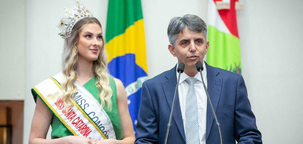 A miss Concórdia Eduarda Engel e o prefeito Rogério Pacheco ocuparam a tribuna da Alesc para divulgar a ExpoConcórdia/Foto: Rodolfo Espínola/Agência AL