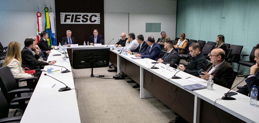 COFEM debate reforma tributária, infraestrutura e lei dos caminhoneiros