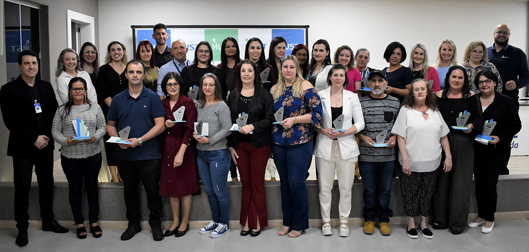 Colaboradores do HUST de Joaçaba são homenageados pelo tempo de serviço