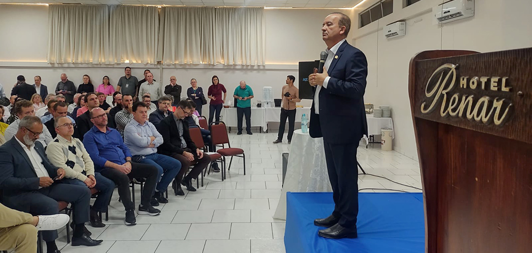 Jorginho Mello participa de encontro com lideranças em Fraiburgo