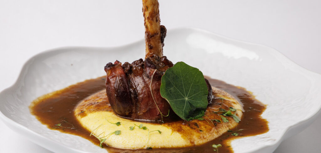 Stinco de cordeiro e polenta cremosa