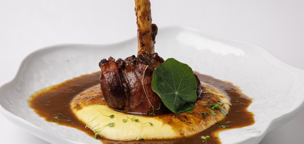 Stinco de cordeiro e polenta cremosa