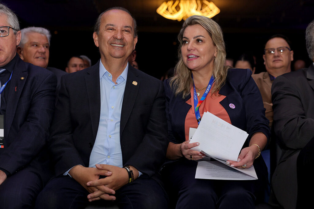 Governador Jorginho Mello e a Presidente da Fecam e prefeita de Vargem Milena Lopes, anfitriã do COMAC 2023/Foto: Roberto Zacarias/Secom