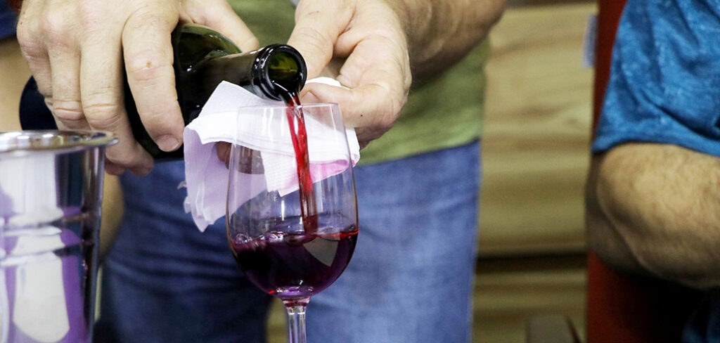 Os eventos são técnicos para avaliar as características dos vinhos, analisar se o processo produtivo evoluiu e coletar informações para orientar os empreendedores.