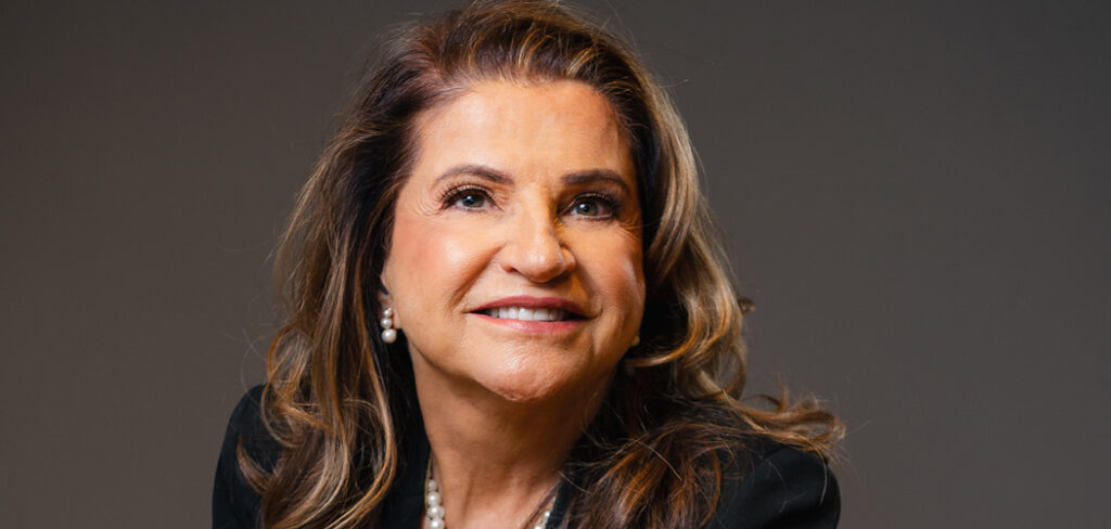 Marta Rossi recebe a Medalha de Mérito da Academia Brasileira de Eventos e Turismo