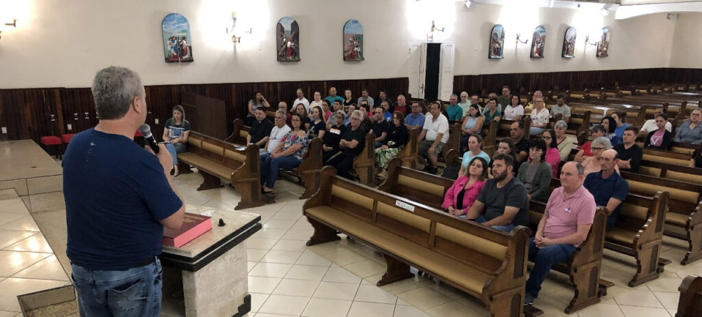 Pároco da Paróquia Senhor Bom Jesus, Padre Davi Luiz Finger, realizou uma reunião com todas as lideranças da comunidade para falar sobre a visita