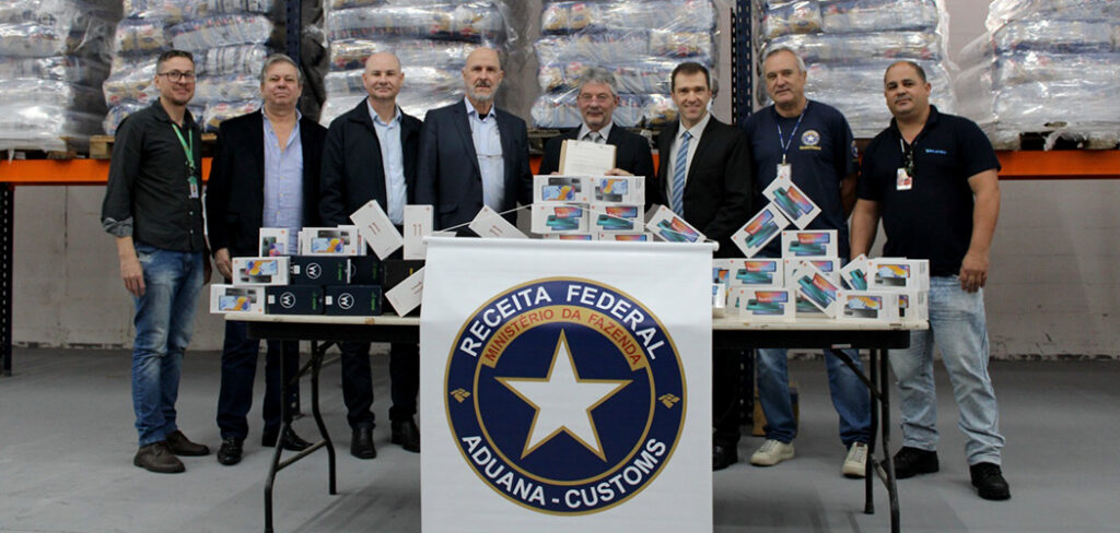 Receita Federal doa 10 mil smartphones para a Secretaria de Educação de Santa Catarina