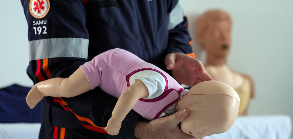 Engasgo em crianças e bebês podem ser perigosos: saiba como agir nestas situações