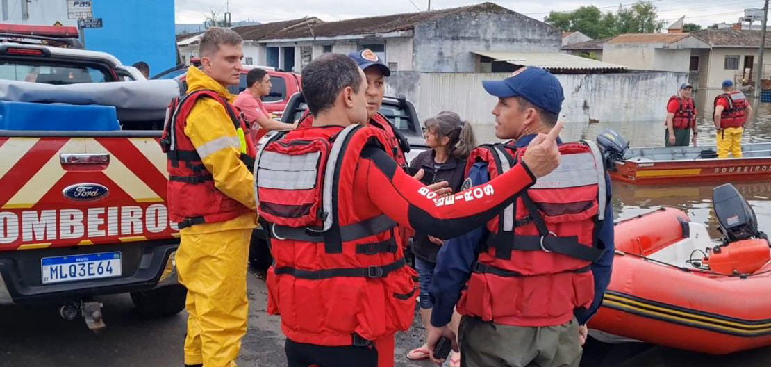 Corpo de Bombeiros comprometido com a segurança e bem estar da população em meio as enchentes em SC