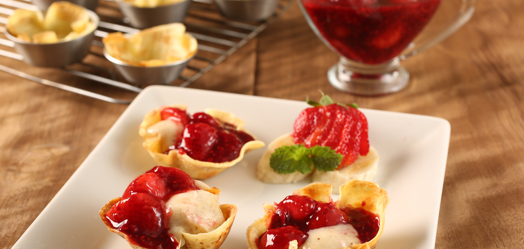 Cestinhas com Sorvete de Banana e Calda de Frutas Vermelhas