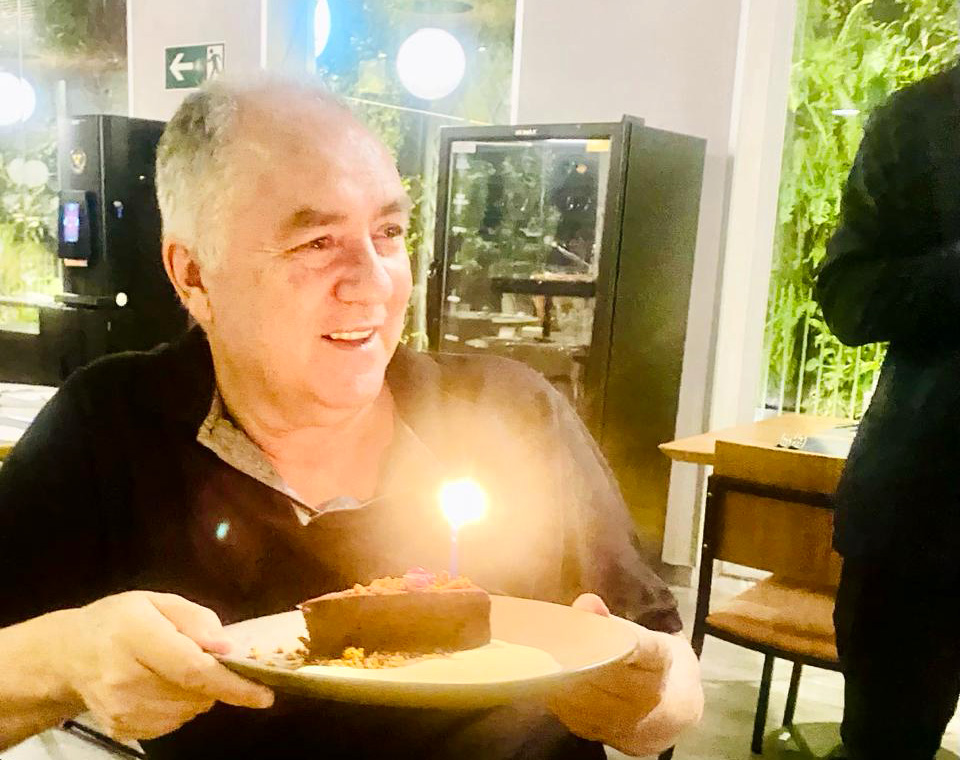 Mostra Novak, no alto de sua juventude de 60 anos, soprando, todo emocionado, a vela de aniversário/ABRAJET-MG/Foto: Suely Calais Guerra 
