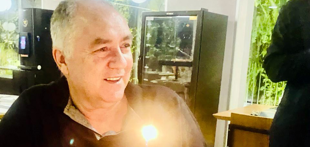 Mostra Novak, no alto de sua juventude de 60 anos, soprando, todo emocionado, a vela de aniversário/ABRAJET-MG/SUELY CALAIS GUERRA