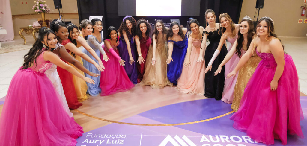 As 15 debutantes durante comemoração do momento (Foto: divulgação Aurora Coop)