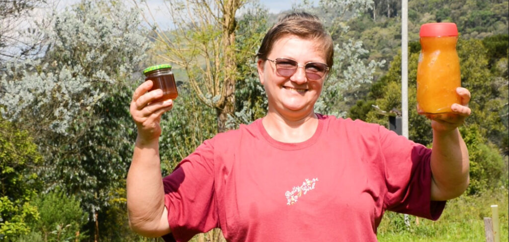 Irmgard Luiza Buss começou oficialmente na apicultura em 1995 e continua desenvolvendo a atividade iniciada por seu avô.