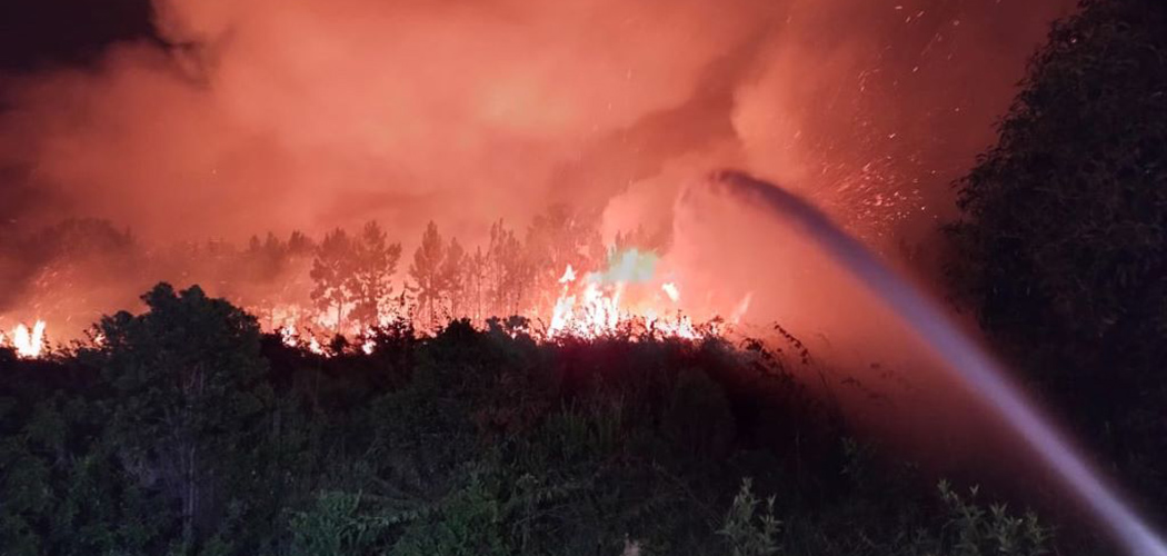 Corpo de Bombeiros Militar de SC trabalha para combater incêndio no Parque da Serra do Tabuleiro