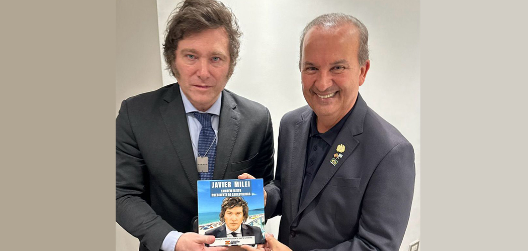 Governador Jorginho Mello entrega placa para Milei