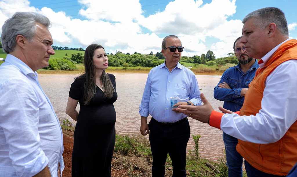 Jorginho Mello garante parceria para construção de túnel, após visitar as áreas atingidas pela enchente em Xanxerê/Foto: Roberto Zacarias/Secom