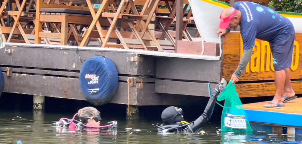 Abertura do verão conta com o projeto Limpeza dos Mares, na Lagoa da Conceição, em Florianópolis (SC)/ Crédito para Michele Castilho
