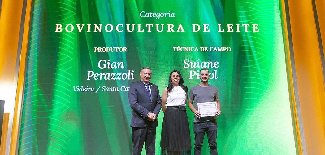O presidente do Sistema Faesc/Senar, José Zeferino Pedrozo, a técnica de campo da ATeG Suiane Pittol e o produtor rural Gian Perazzoli /(Foto: Trilux| Divulgação CNA)