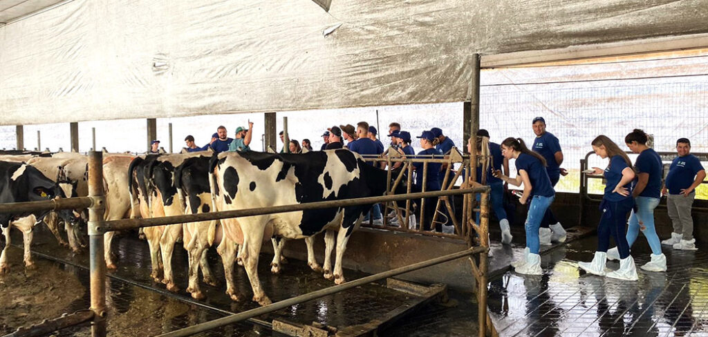 Na oportunidade os alunos conheceram um exemplo de sistema climatizado em produções leiteiras