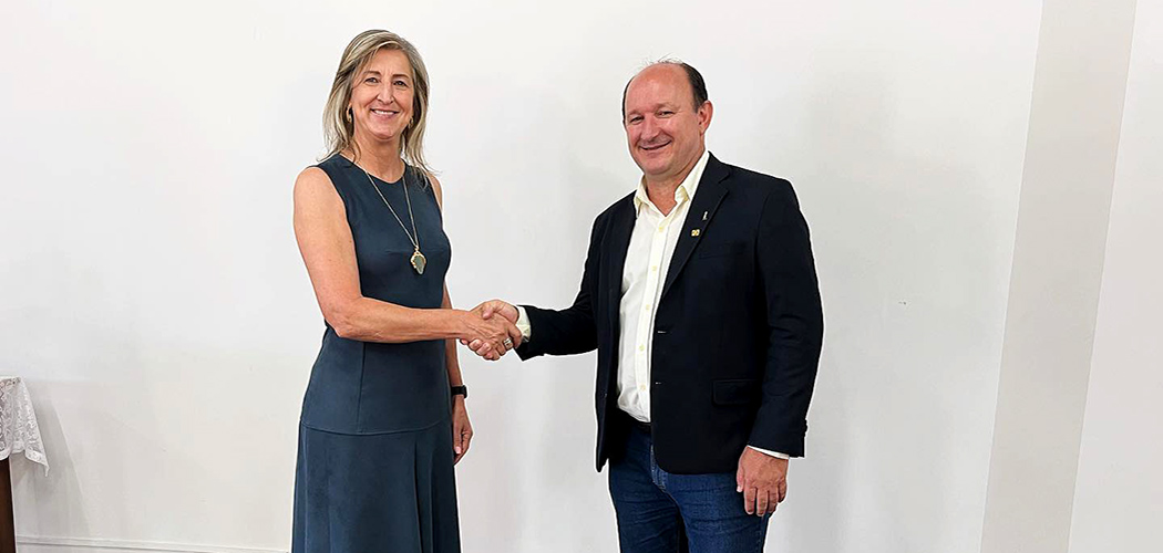 o prefeito de Herval d’ Oeste, Mauro Martini foi eleito presidente para o próximo ano, em substituição a atual presidente da AMMOC, a prefeita de Água Doce, Nelci Fátima Trento Bortolini