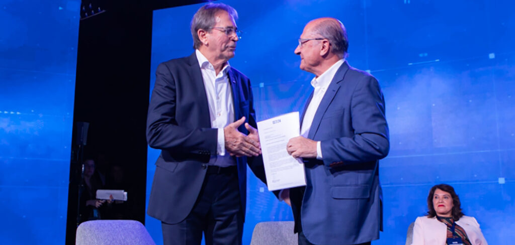 Presidente da FIESC, Mario Cezar de Aguiar apresenta demandas da indústria catarinense ao vice-presidente e ministro do Desenvolvimento Geraldo Alckmin/ Foto: Filipe Scotti