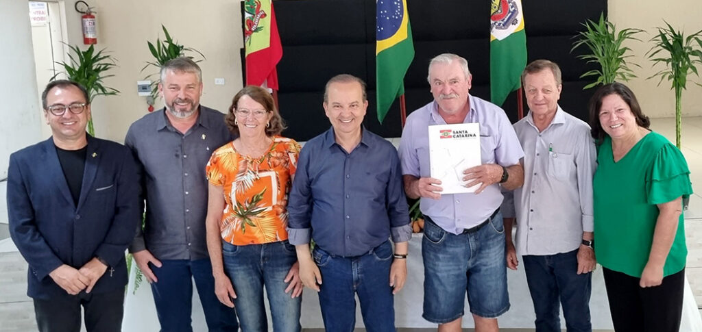 Entrega de títulos de propriedade, em setembro de 2023, para agricultores da região da grande Florianópolis, em Biguaçu/Foto:  Arquivo/SAR