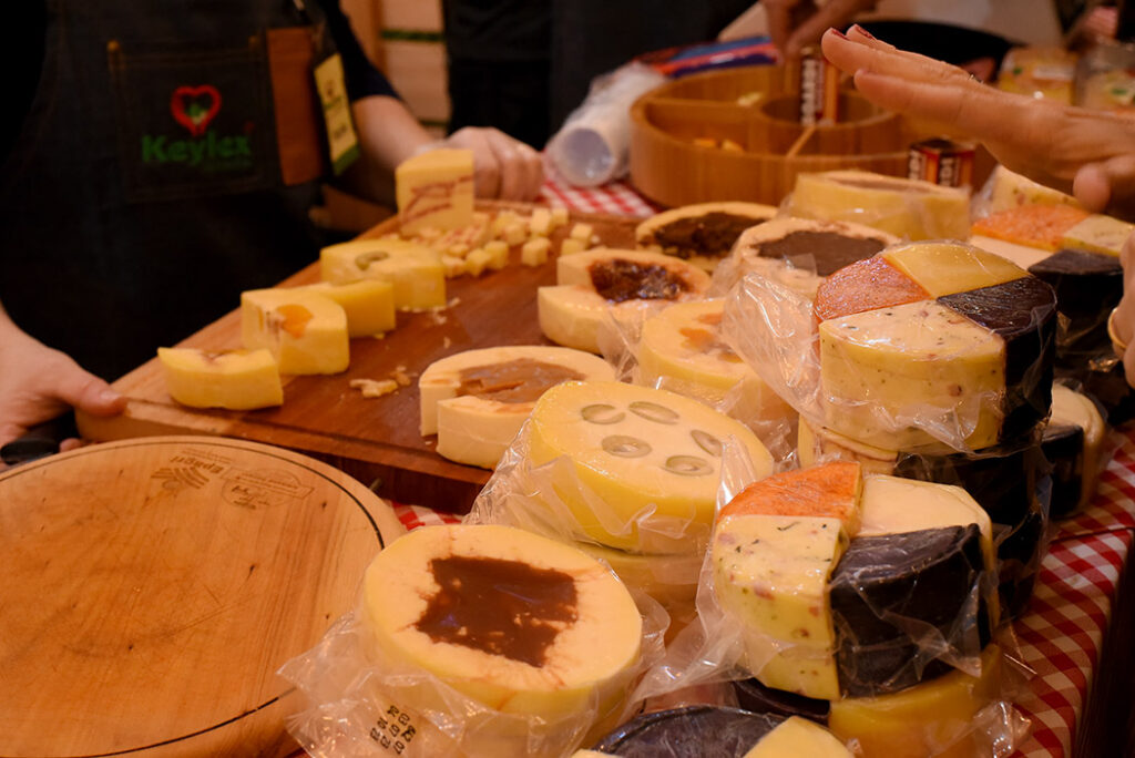 A previsão é que sejam 1,5 mil amostras de queijos avaliadas por cerca de 100 especialistas de todo o Brasil