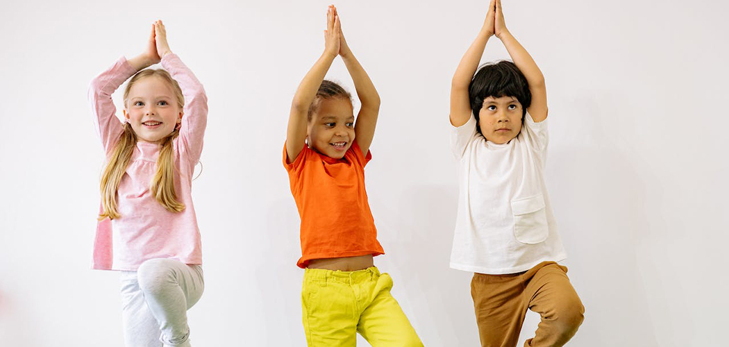 Focar na respiração, brincar ao ar livre e praticar yoga ajudam no foco e concentração/Foto: Yan Krukau/Pexels