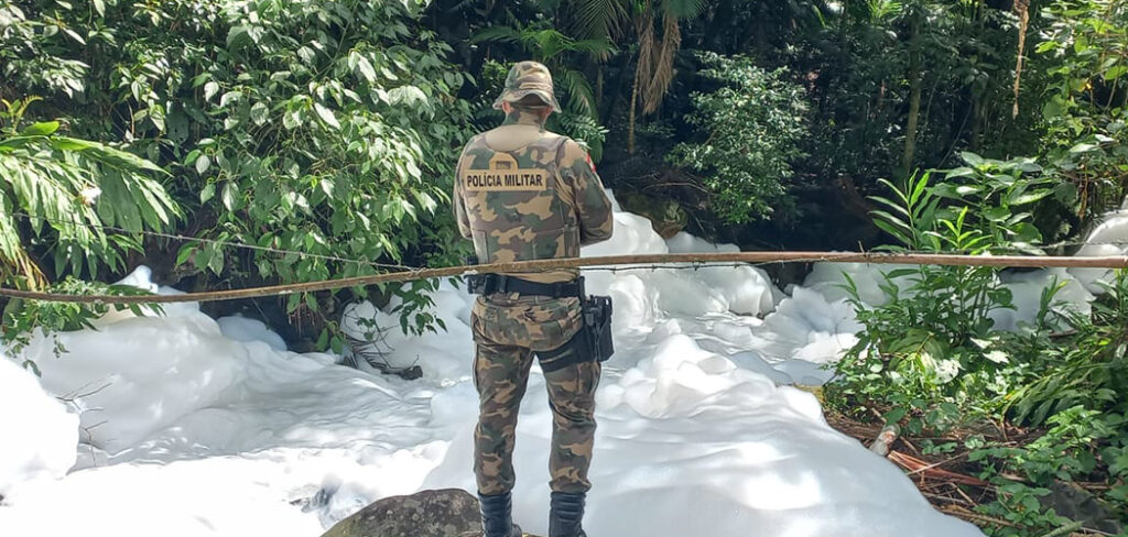 Acidente com caminhão de carga tóxica interdita Serra Dona Francisca em Santa Catarina