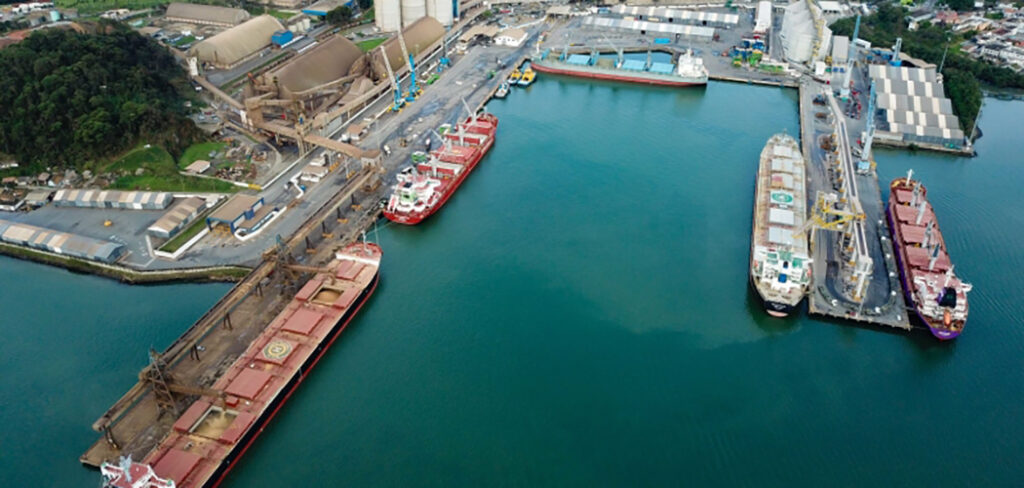 Dezembro foi o segundo melhor mês do ano para o porto de São Francisco do Sul, com 1,6 milhão de toneladas, em alta de 71% sobre dezembro de 2022/Foto: Eduardo Valente/SECOM