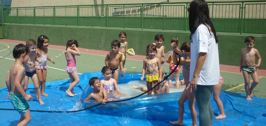 Durante uma onda de calor, é crucial tomar medidas para garantir a saúde e bem-estar das crianças/ Foto: Bernardo Franciulli