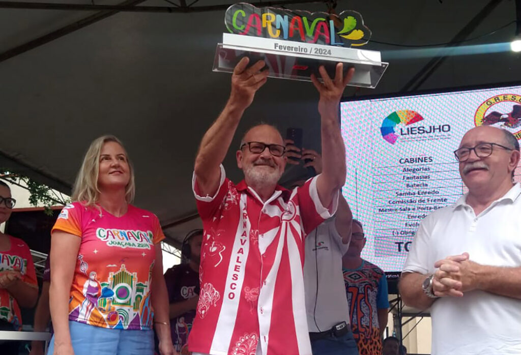 Carnavalesco Jorge Zamoner recebeu o troféu da Escola Campeã do Carnaval de Joaçaba 2024/Foto: Maythe Novak/Bom Dia SC