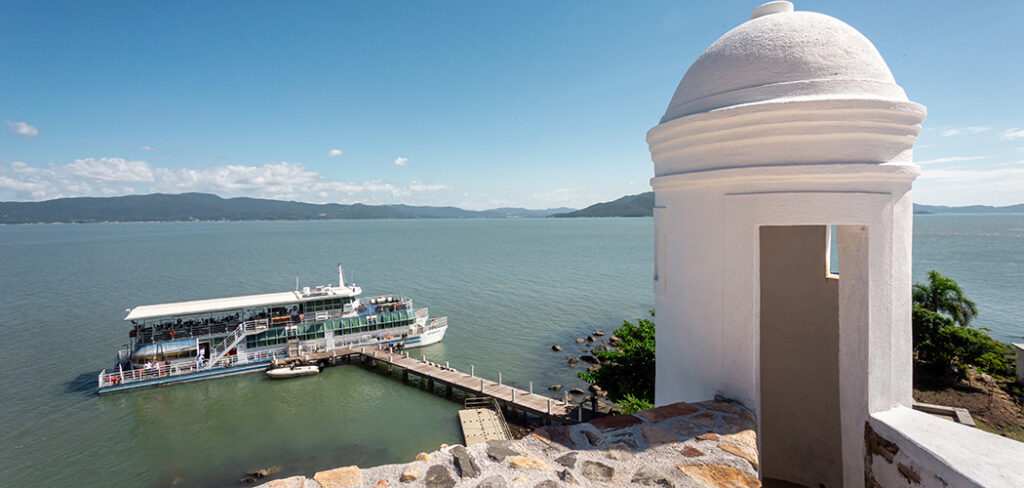 Catamarã em Florianópolis leva turistas para conhecer a histórica Ilha de Ratones Grandes