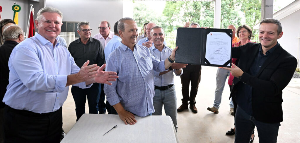Governador assina ordem de serviço para pavimentação da SC-451 entre Frei Rogério e Fraiburgo