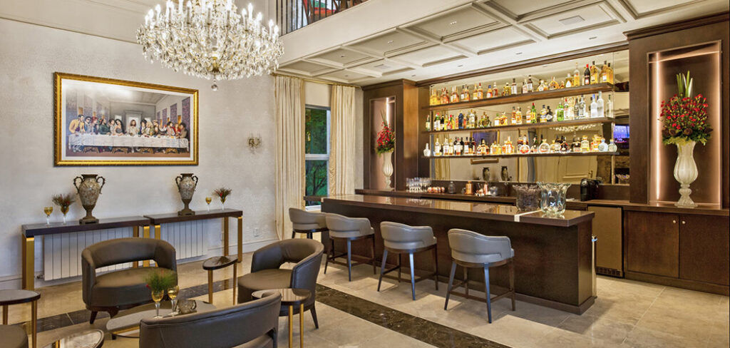 Castelo Saint Andrews apresenta novo bar em estilo escocês em Gramado