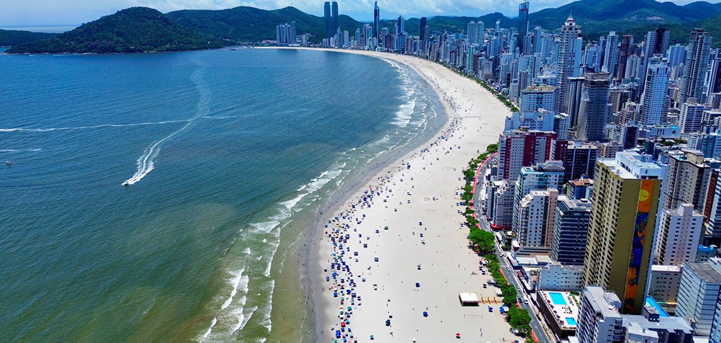 Praias de Balneário Camboriú estão próprias para banho