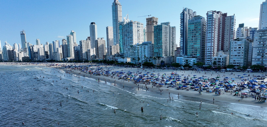 Balneário Camboriú recebeu mais de 1,5 milhão de turistas no verão em Santa Catarina/ Foto: Rafael Mendes/Arquivo PMBC