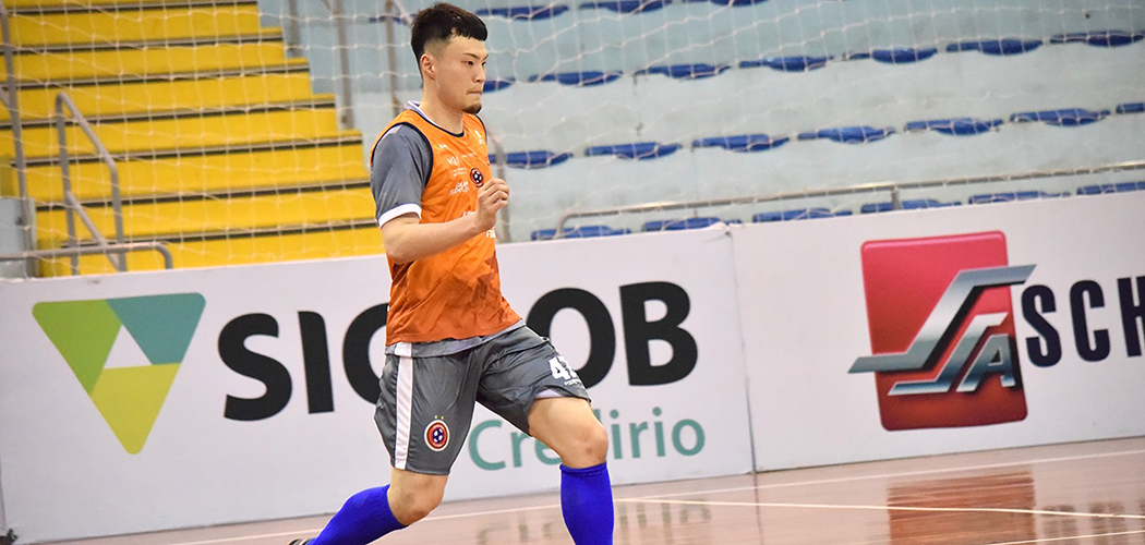 Atleta japonês realiza estágio de dois meses no Joaçaba Futsal