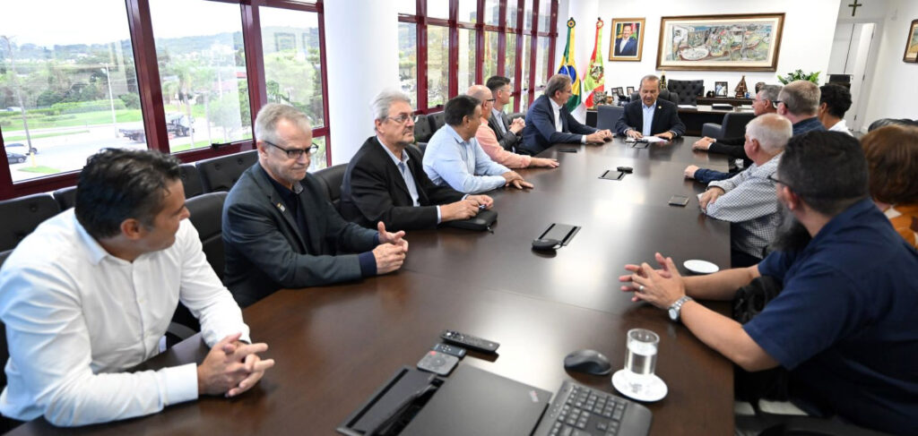 Representantes das classes patronal e trabalhadora entregam ao Governador proposta do piso salarial regional para 2024/Foto: Eduardo Valente/SECOM