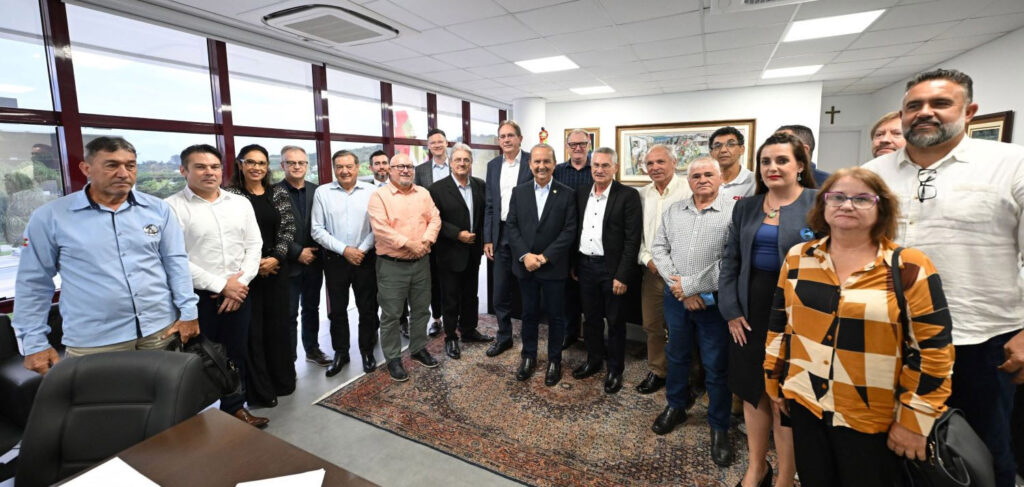 Representantes das classes patronal e trabalhadora entregam ao Governador proposta do piso salarial regional para 2024