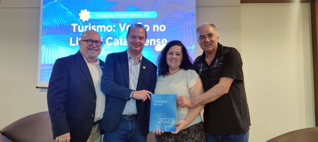 Na foto presidente da Fecomércio SC, Hélio Dagnoni, secretário de Estado do Turismo, Evandro Neiva, presidente da ABRAJET-SC, Maely Silva e o presidente da ABRAJET Nacional, Evandro Novak/Foto: Maythe Novak/Bom Dia SC