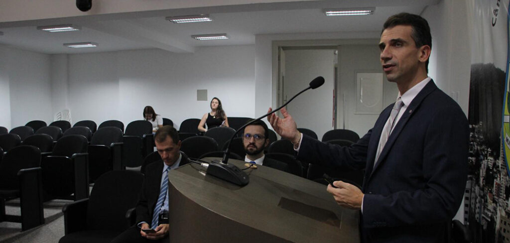 Câmara de Vereadores de Joaçaba recebe Delegado da Receita Federal