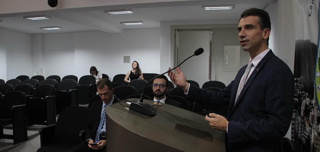 Câmara de Vereadores de Joaçaba recebe Delegado da Receita Federal