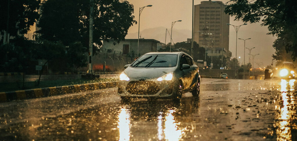 Direção segura: 8 cuidados ao conduzir sob chuva/ Foto: Basil Minhaj/unsplash