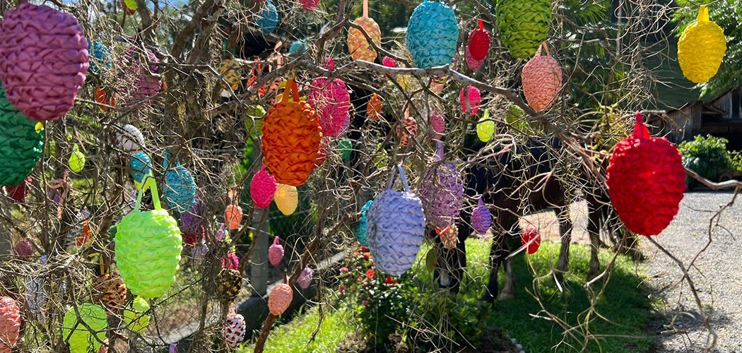 Osterfest, a Festa da Páscoa, arvore decorada com tranças de cetim vence concurso da Rota do Enxaimel em Pomerode