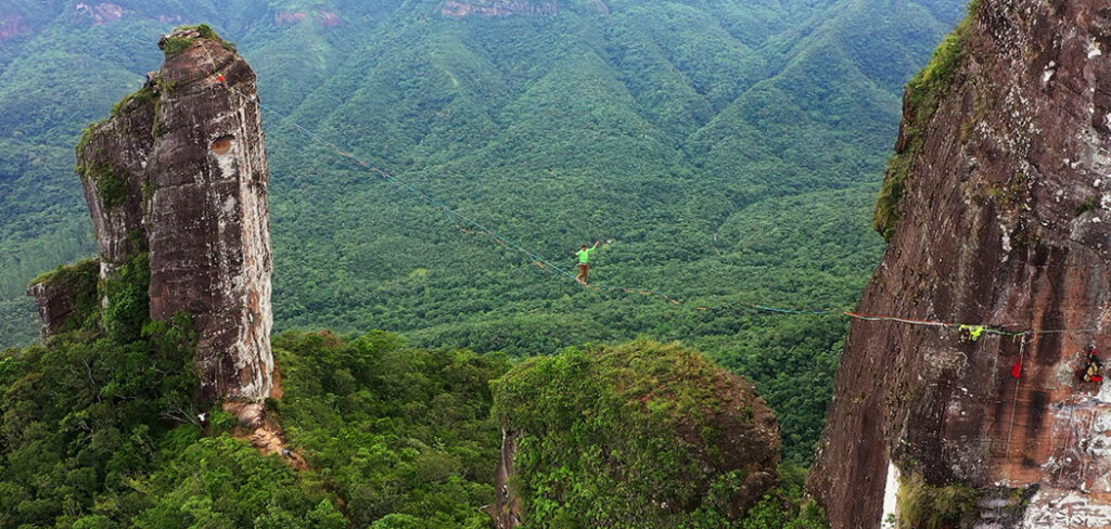Treviso realiza Highline inédito na pedra dos Dois Dedos/Foto: Anderson Machado