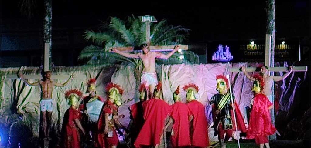 Espetáculo da Encenação da Paixão de Cristo emocionou o público em Itapema na sexta feira Santa (29/03)/Foto: Maythe Novak-Bom Dia SC