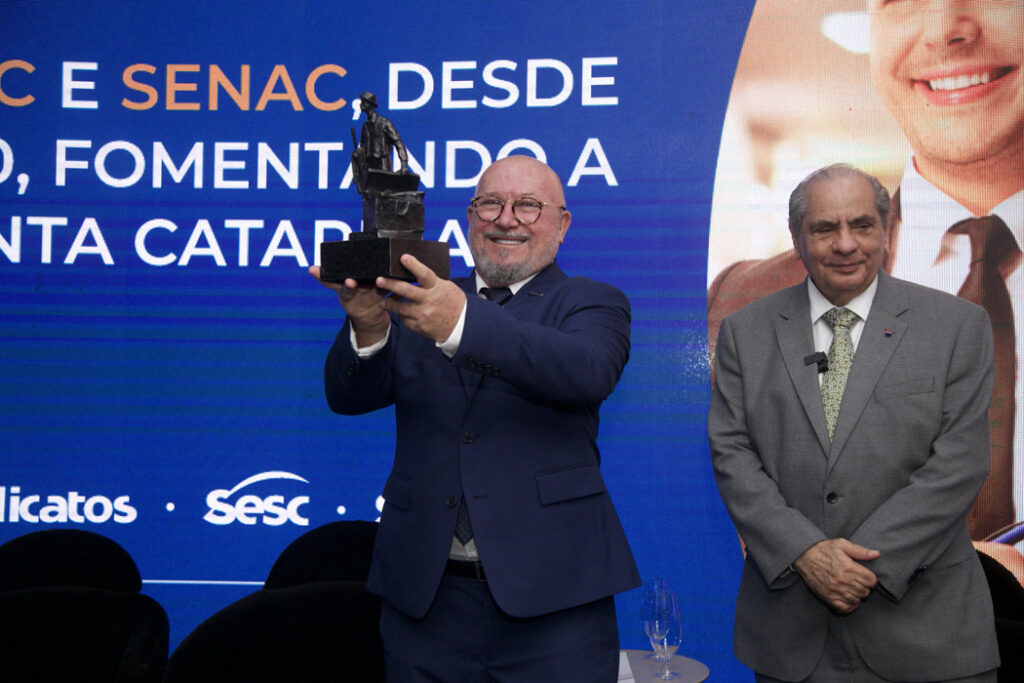 José Roberto Tadros homenageou o presidente da Federação do Comércio de Bens, Serviços e Turismo de Santa Catarina (Fecomércio SC), Hélio Dagnoni, com o Troféu Mascate, em reconhecimento à sua contribuição para o comércio brasileiro/Foto: Vanessa Karine/RCN