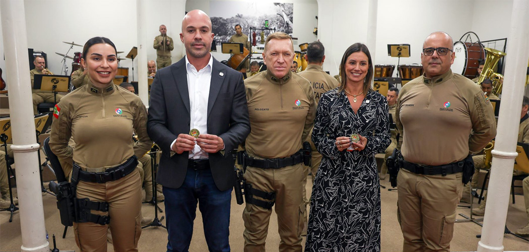 Polícia Militar de SC realiza homenagem em solenidade alusiva ao Dia do Jornalista/Foto: Ricardo Trida/Secom e Aurélio Oliveira PMSC/CCS